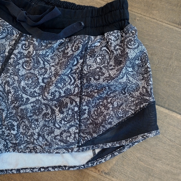 LULULEMON Women's Hotty Hot black masked 2.5" LR shorts - 6 - Picture 5 of 9